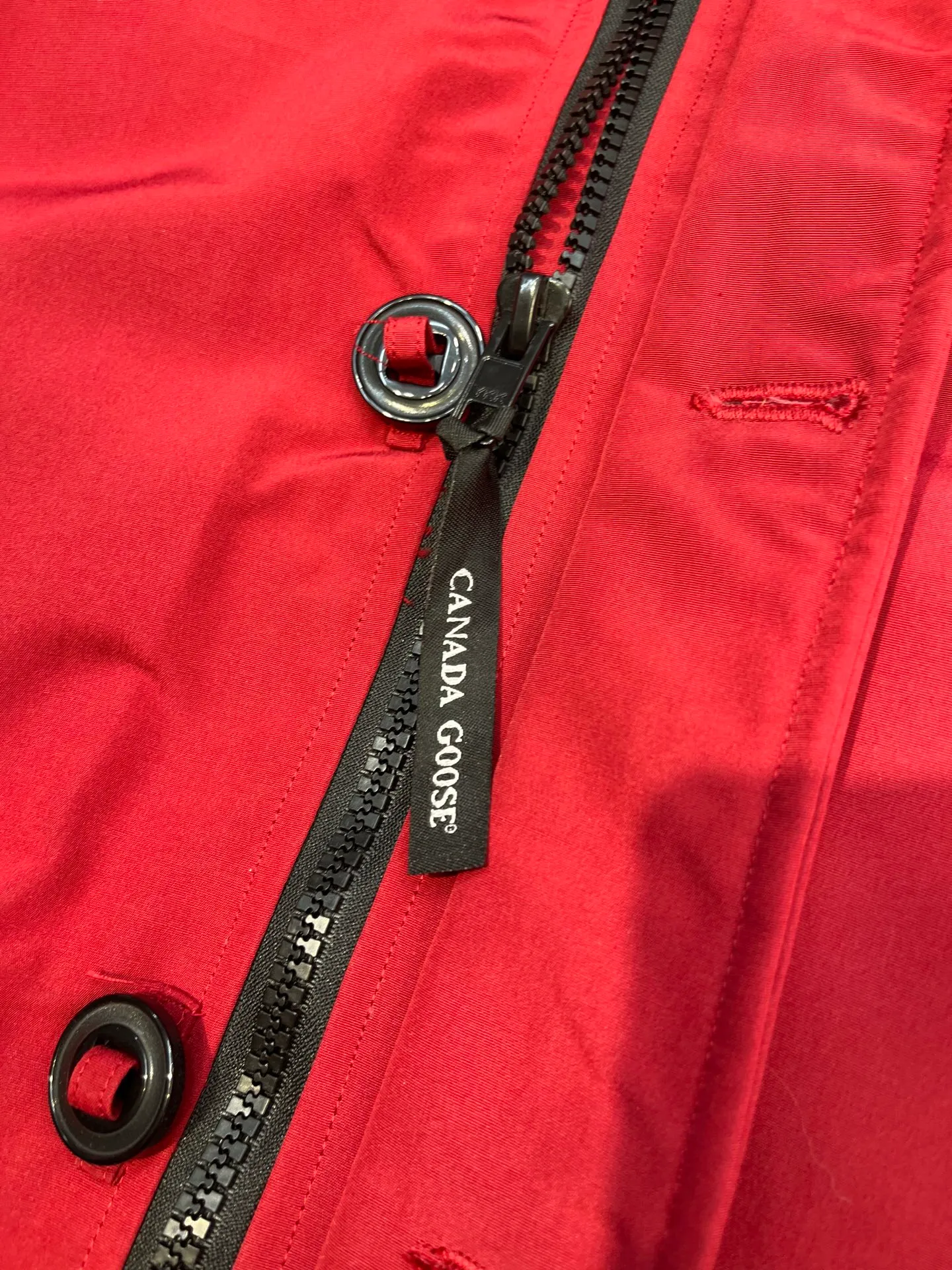P860 Canada Goose model 06, the same model as the famous star, men's and women's models, with cold-proof flannel on the collar, which is close to the head and neck, comfortable and warm! The fabric is made of high-density nano-level waterproof fabric, which is windproof and wear-resistant and has a certain thickness! Seamless threaded cuffs! Avoid hard knots! It doesn’t matter how low the temperature is this winter, one piece is enough. I’ll give you the wind and temperature! Contains pure duck down, sufficient quantity, unique fashion design + waterproof craft fabric + big brand YKK double zipper pullers, real photos, upright style quality, regardless of the external standard and the internal content, you can feel free to compare it with the softer, easier to wrinkle and lighter version on the market!  size：s-xxl